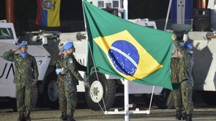 (31 ago) Soldados da Minustah (Missão das Nações Unidas para a Estabilização no Haiti) em Porto Príncipe recolhem a bandeira brasileira, simbolizando o fim das operações do país no Haiti