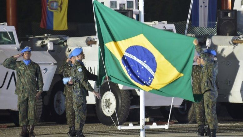 (31 ago) Soldados da Minustah (Missão das Nações Unidas para a Estabilização no Haiti) em Porto Príncipe recolhem a bandeira brasileira, simbolizando o fim das operações do país no Haiti