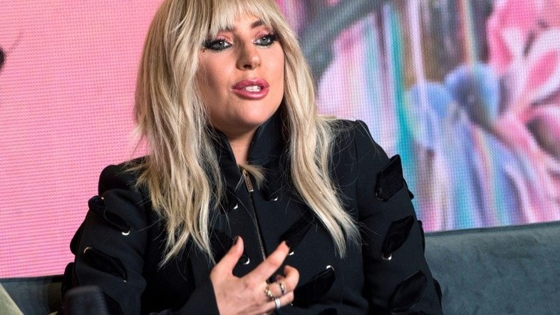 Lady Gaga adia 18 shows na Europa por fibromialgia