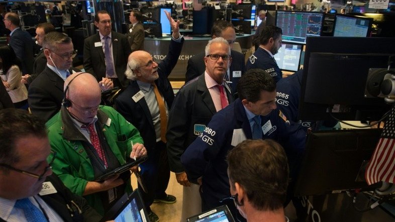 Wall Street ignora dados negativos e bate novos recordes