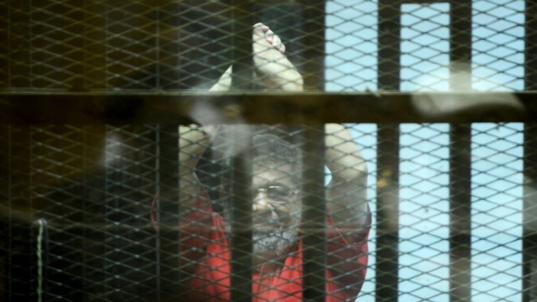 Justiça egípcia confirma prisão perpétua para ex-presidente Mursi