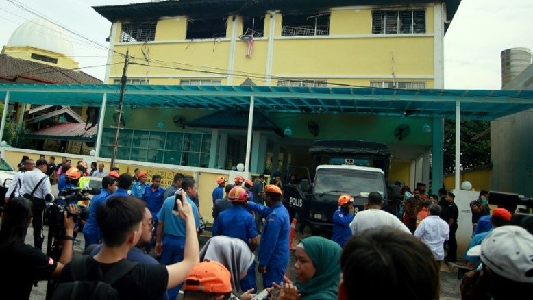 Incêndio deixa 23 mortos em escola na Malásia