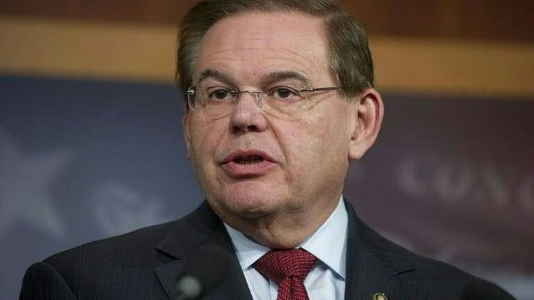 O senador americano Robert Menendez de New Jersey fala durante coletiva de imprensa no Capitólio, em Washington, DC, no dia 28 de janeiro de 2013 - AFP