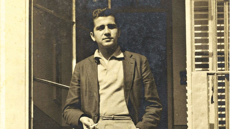 DE SAÍDA Plínio Marcos em sua casa em Santos por volta de 1959, pouco antes de partir para a carreira teatral em São Paulo