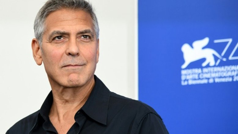 George Clooney diz que é contra lançar filmes na pandemia: "Não faz sentido"