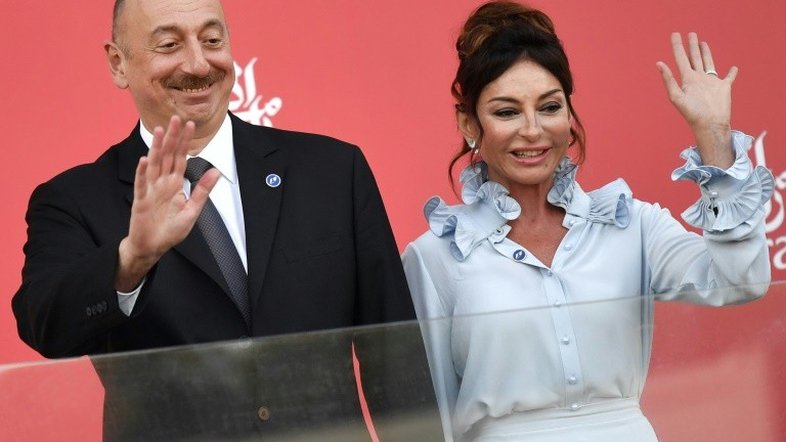 Azerbaijão subornou políticos estrangeiros, apontam jornais europeus