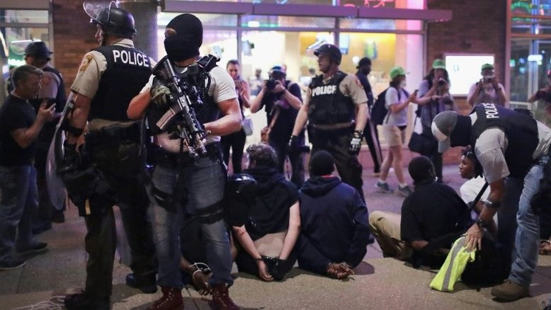 Tensão prossegue em cidade americana de St. Louis após absolvição de policial
