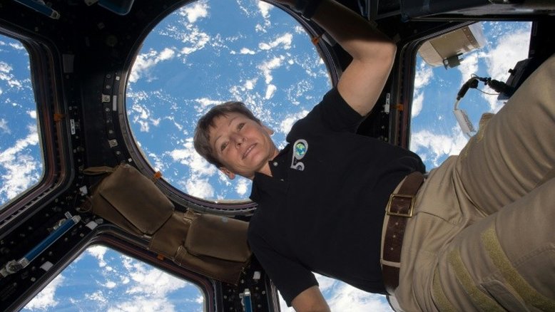 Astronauta Peggy Whitson da Nasa regressa à Terra