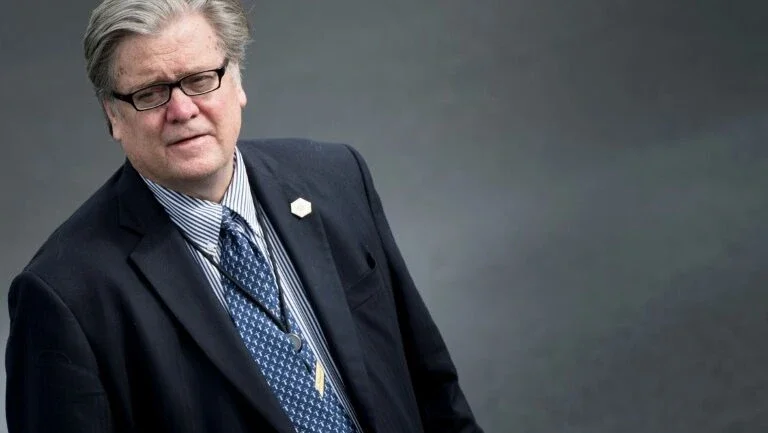 Bannon se desculpa por chamar filho de Trump de antipatriota