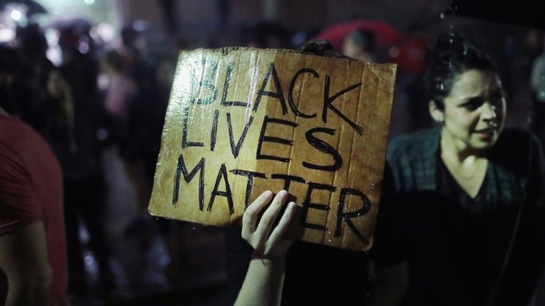 Críticas a policiais aumentam após confrontos em St. Louis