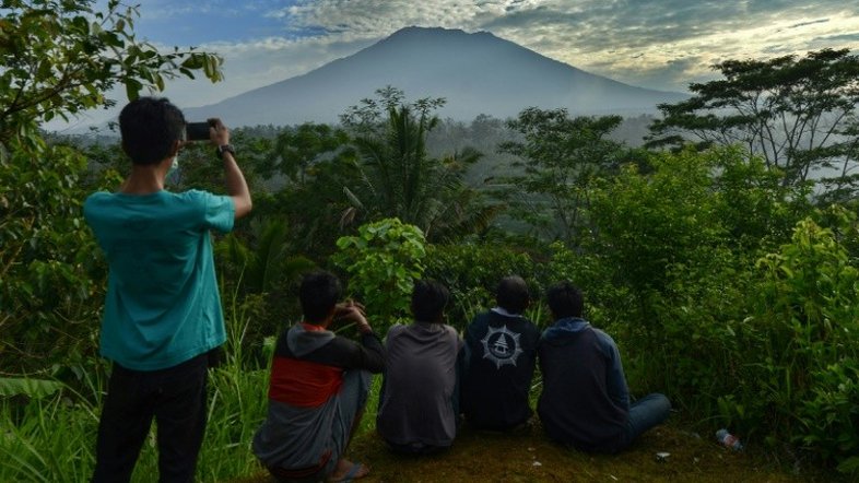 Quase 50.000 pessoas deixam suas casas por temor de erupção na ilha de Bali