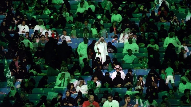 Mulheres sauditas entram pela primeira vez em estádio