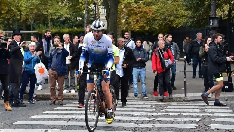 Ciclista britânico bate recorde ao dar volta ao mundo em menos de 79 dias