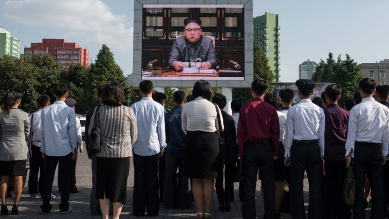 Pyongyang, 15h: o silêncio da multidão diante da rede de TV oficial