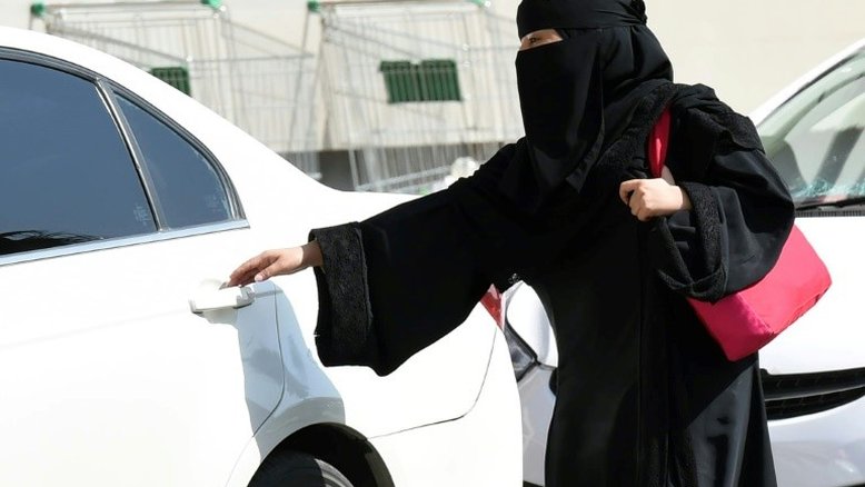 Arábia Saudita permitirá às mulheres dirigir