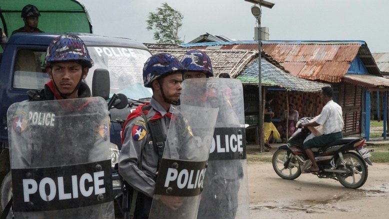 Exército birmanês diz ter encontrado fossa com 28 hindus 'mortos pelos terroristas' rohingyas