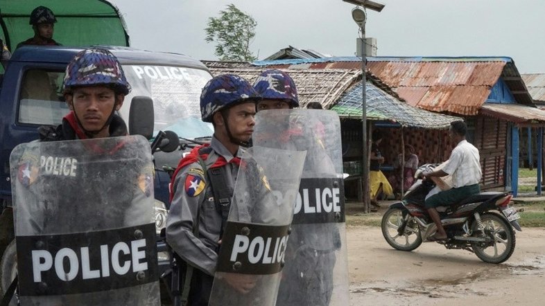 Exército birmanês diz ter encontrado fossa com 28 hindus 'mortos pelos terroristas' rohingyas