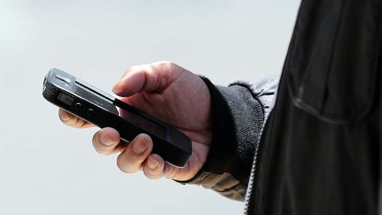 França estuda proibir celulares em escolas contra indisciplina e bullying