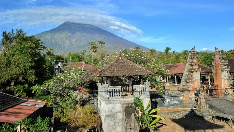 Vulcão provoca fuga de 57 mil moradores em Bali