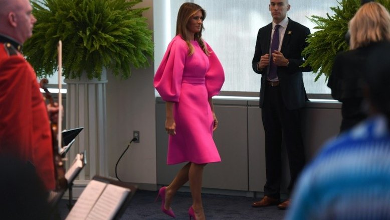 ONU: Melania Trump é criticada em redes sociais por vestido pink
