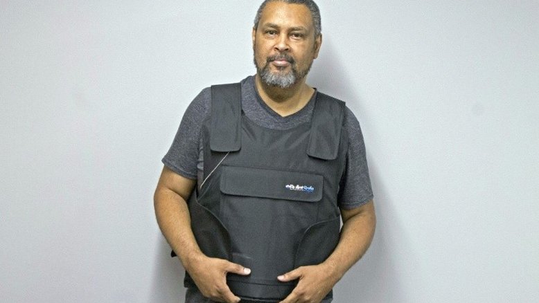 Professor americano usa colete à prova de balas em protesto contra lei das armas