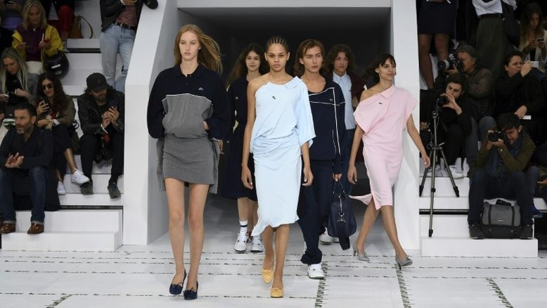 Lacoste revisa história de volta a Paris; Margiela dá asas à mulher
