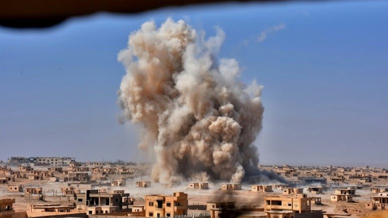 Tropas sírias atravessam Eufrates para cercar Estado Islâmico em Deir Ezzor