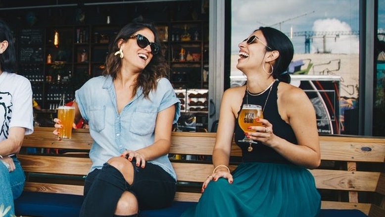 mulher cerveja bebida