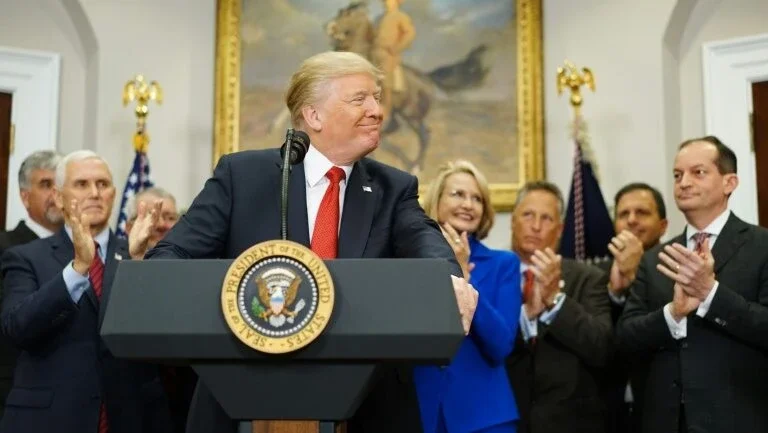 Trump golpeia mais uma vez Obamacare com decreto