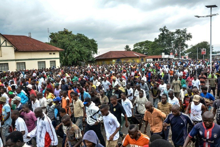 Milhares celebram saída de Corte Penal Internacional do Burundi ISTOÉ