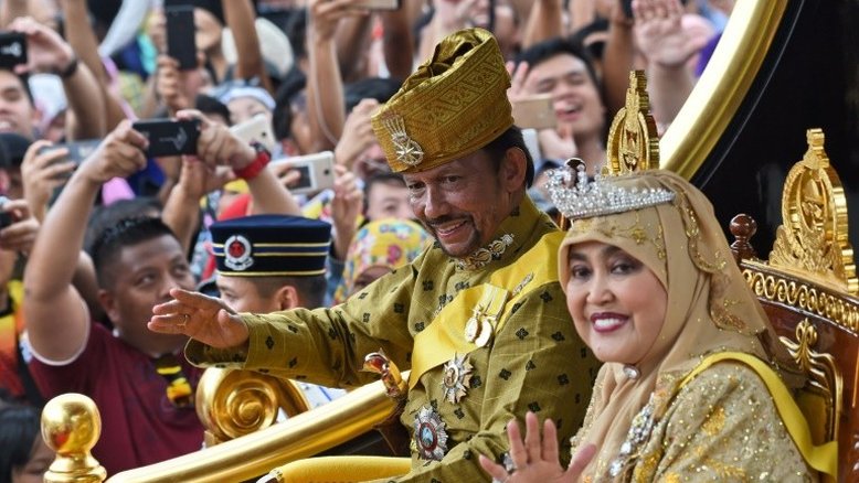 Sultão de Brunei celebra com pompa 50 anos de reinado