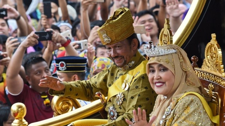 Sultão de Brunei celebra com pompa 50 anos de reinado
