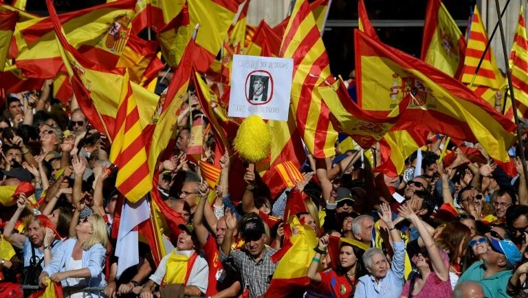 Milhares de catalães contra a independência protestam em Barcelona