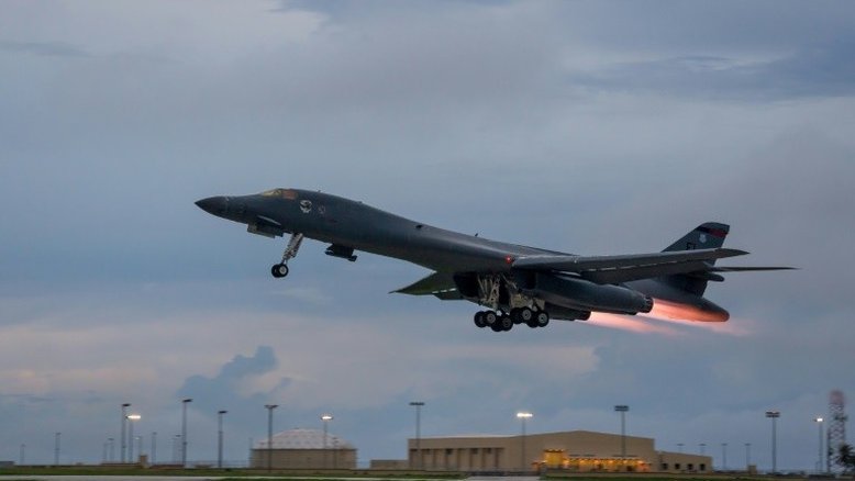 Bombardeiros americanos sobrevoam península coreana em demonstração de força