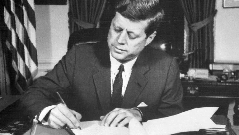 Trump adia liberação de alguns arquivos "sensíveis" sobre assassinato de Kennedy