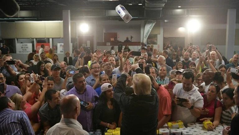 Trump visita Porto Rico para calar críticas