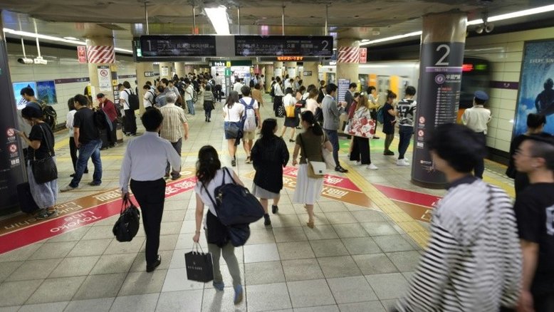 Repórter japonesa morre após trabalhar 159 horas extras em um mês