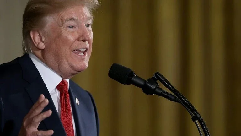 Assessor de Trump admite reuniões com russos para prejudicar Hillary