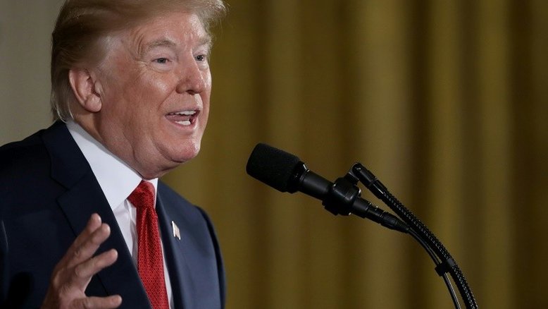 Assessor de Trump admite reuniões com russos para prejudicar Hillary