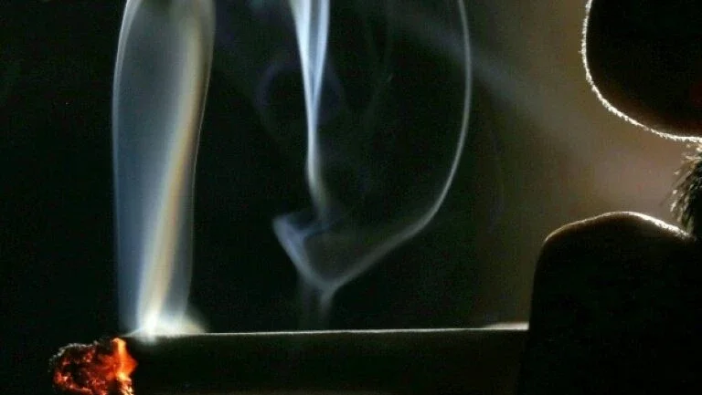 Incentivos em dinheiro ajudam tabagistas a parar de fumar (estudo)
