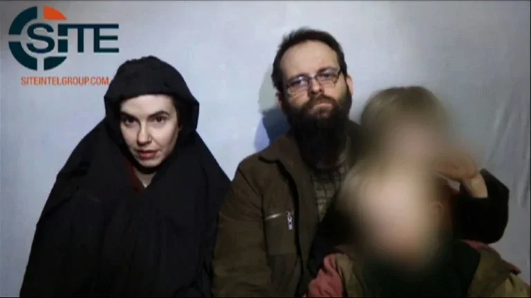 Refém canadense libertado denuncia assassinato da filha e estupro da esposa pelos talibãs