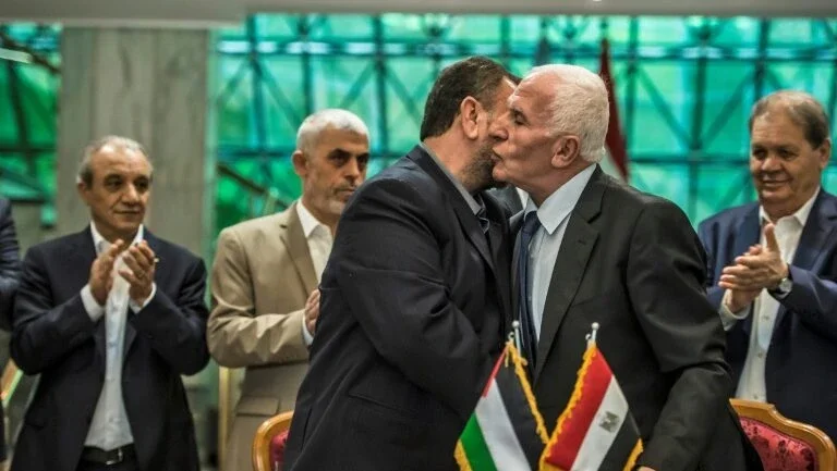 Fatah e Hamas palestinos assinam acordo de reconciliação