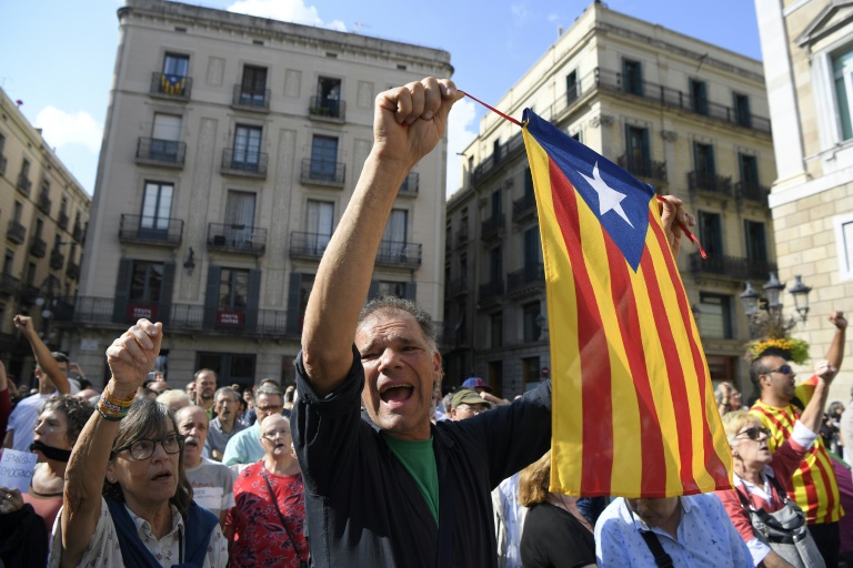 Prisão de separatistas leva 200 mil às ruas de Barcelona (Polícia)
