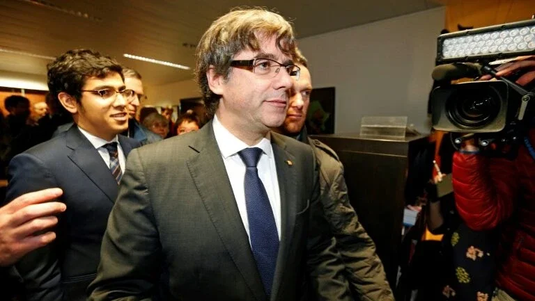 Presidente catalão destituído é convocado pela Justiça (tribunal)