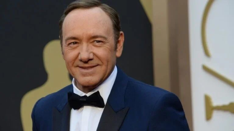 Ator Kevin Spacey revela homossexualidade e se desculpa após acusação de assédio sexual