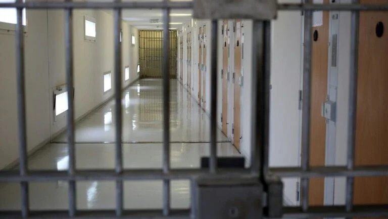 Condenado à prisão soropositivo que contagiou 30 mulheres de propósito