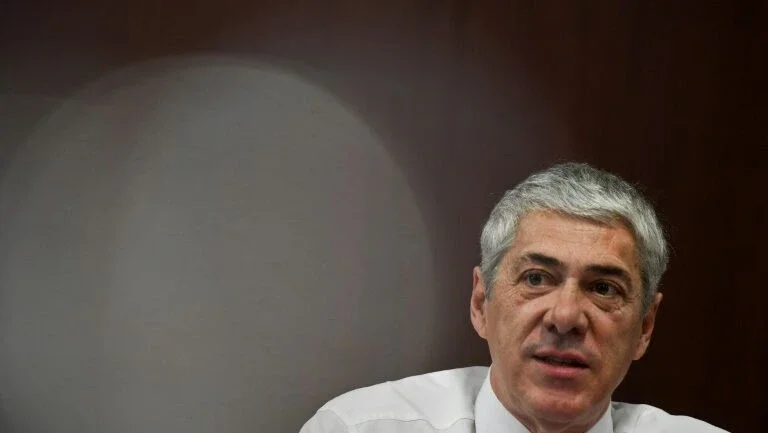 Ex-premier português é acusado formalmente de corrupção