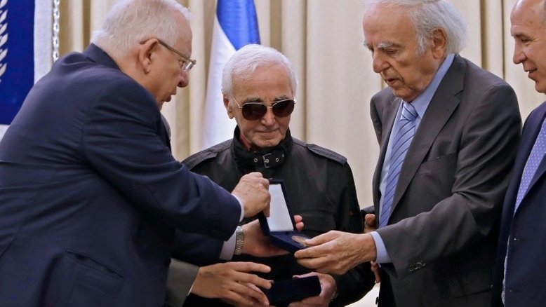 Israel homenageia Aznavour por ajuda de família a judeus na II Guerra