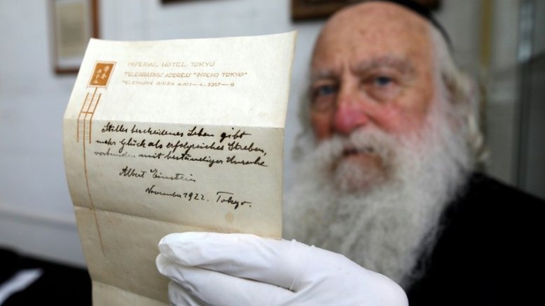 Teoria da felicidade de Einstein aparece em notas manuscritas em Tóquio