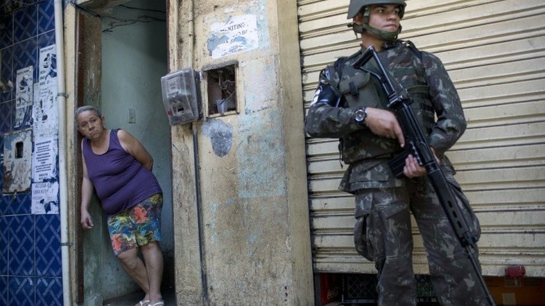 Forças de segurança fazem vasta operação em favelas do Rio